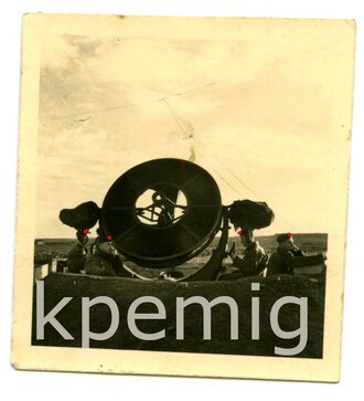 Angehöriger der Luftwaffe an einem Horchgerät, Maße 6 x 6 cm