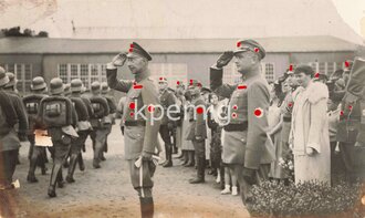 Aufnahme des Kronprinzen Wilhelm bei einem Aufmarsch des Stahlhelmbundes, Maße 10 x 17 cm