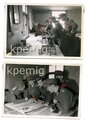 4 Aufnahmen von Angehörigen der Luftwaffe und des Heeres beim Auswerten von Luftbildaufnahmen, Auszeichnungen Nahkampfspange, Eisernes Kreuz 1. Klasse, Maße 7 x 11 cm