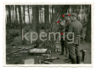 Aufnahme von Angehörigen der Luftwaffe beim Besichtigen von Wurfgranaten, Maße 6 x 9 cm