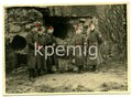 5 Aufnahmen von Luftwaffenangehörigen beim Besichtigen des Fort Eben-Emael, Maße 8 x 10 cm