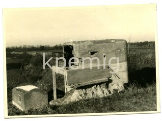 5 Aufnahmen von Luftwaffenangehörigen beim Besichtigen des Fort Eben-Emael, Maße 8 x 10 cm