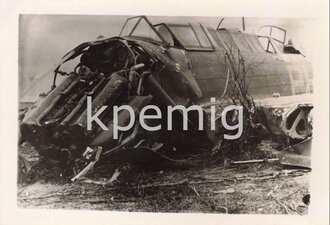Aufnahme eines zerstörten englischen Bombers, Maße 6 x 9 cm