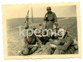 Aufnahme von Angehörigen des Heeres an einem Fliegerabwehr MG 34, Maße 6 x 9 cm