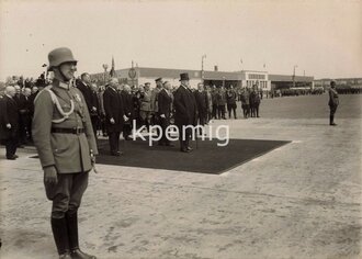 Aufnahme des Reichspräsidenten Hindenburg und des Reichskanzlers von Papen bei einer Veranstaltung der Junkerswerke, Maße 12 x 17 cm