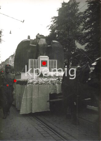 Angehörige der SA beim Begleiten eines Paradewagens der NSDAP, Maße 9  x 12 cm