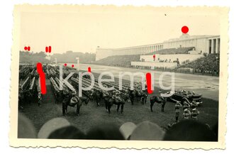 Aufnahme einer Wehrmachtsparade auf dem Reichsparteitagsgelände in Nürnberg, Maße 6  x 9 cm