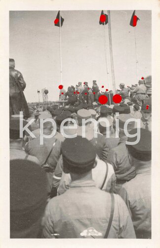 Aufnahme von Adolf Hitler mit Angehörigen der SA und SS auf einer Parteiveranstaltung, Maße 6  x 9 cm