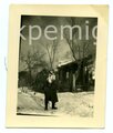 3 Aufnahmen eines Angehörigen des Heeres mit russischer Kartentasche vor einem brennenden Haus, Maße 5  x 7 cm