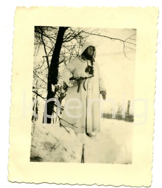 Aufnahme eines Angehörigen der Wehmacht in Wintertarnbekleidung und MP 40, Maße 6  x 7 cm