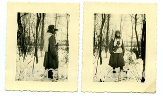 2 Aufnahmen eines Angehörigen des Heeres in Wintertarnbekleidung, Magazintasche MP 40 und Fernglas, Maße 5  x 7 cm