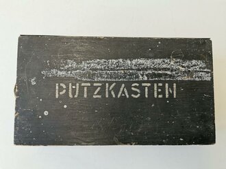 Putzkasten aus Verbandkasten der Wehrmacht, Nachkriegsumbau " Schwerter zu Pflugscharen"