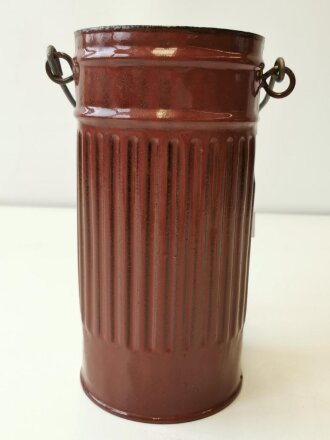 Emaillierte Kanne aus Gasmaskenbehälter der Wehrmacht ,  Nachkriegsprodukt "Schwerter zu Pflugscharen "