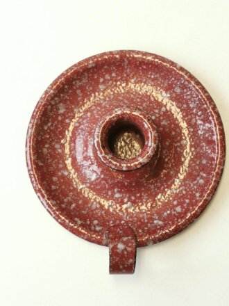 Emaillierter Kerzenhalter aus Teil von Gasmaskenfilter,  Nachkriegsprodukt "Schwerter zu Pflugscharen "