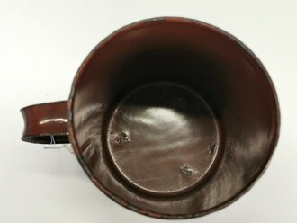 Schwere emaillierteTasse aus Teil einer Kartusche der Wehrmacht, Durchmesser 10cm, Nachkriegsumbau " Schwerter zu Pflugscharen"