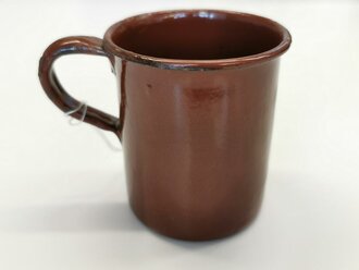 Emaillierte Tasse der Wehrmacht,  Nachkriegsumbau " Schwerter zu Pflugscharen"