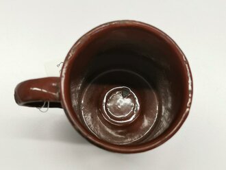 Emaillierte Tasse der Wehrmacht,  Nachkriegsumbau " Schwerter zu Pflugscharen"