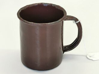 Emaillierte Tasse aus Topf der Stielhandgranate 43 der Wehrmacht,  Nachkriegsumbau " Schwerter zu Pflugscharen"