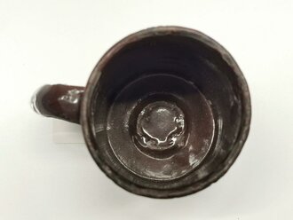 Emaillierte Tasse aus Topf der Stielhandgranate 43 der Wehrmacht,  Nachkriegsumbau " Schwerter zu Pflugscharen"