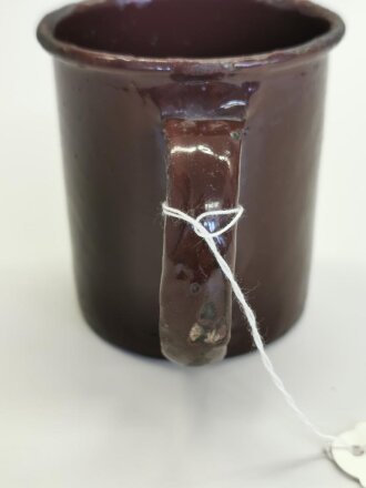 Emaillierte Tasse aus Topf der Stielhandgranate 43 der Wehrmacht,  Nachkriegsumbau " Schwerter zu Pflugscharen"