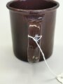 Emaillierte Tasse aus Topf der Stielhandgranate 43 der Wehrmacht,  Nachkriegsumbau " Schwerter zu Pflugscharen"