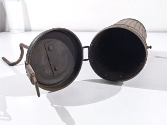 Kafferöster aus Gasmaskendose der Wehrmacht. Das Gestell neuzeitlich gefertigt.  Nachkriegsumbau  " Schwerter zu Pflugscharen "