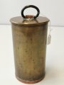 Wärmflasche aus britischer Kartusche von 1942.  Nachkriegsumbau  " Schwerter zu Pflugscharen "