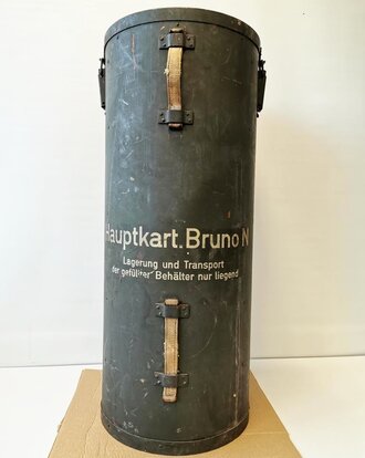 Transportbehälter "Hauptkart. Bruno N " Eisenbahngeschütz. Behälter aus Presspappe, original lackiert, Durchmesser 38cm, Höhe 92cm