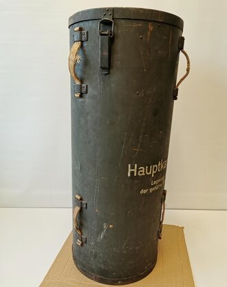 Transportbehälter "Hauptkart. Bruno N " Eisenbahngeschütz. Behälter aus Presspappe, original lackiert, Durchmesser 38cm, Höhe 92cm