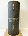 Transportbehälter "Hauptkart. Bruno N " Eisenbahngeschütz. Behälter aus Presspappe, original lackiert, Durchmesser 38cm, Höhe 92cm