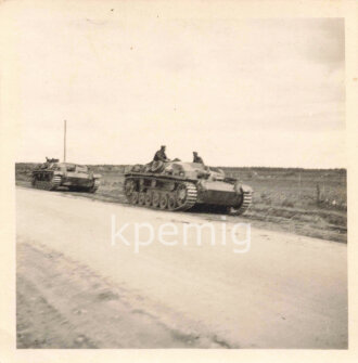 Aufnahme von zwei Sturmgeschützen III, Maße 6 x 6 cm