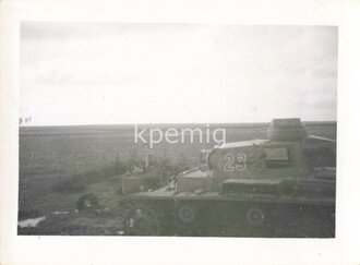 Aufnahme eines Panzer III vor einem Soldatengrab,Maße 6 x 9 cm.