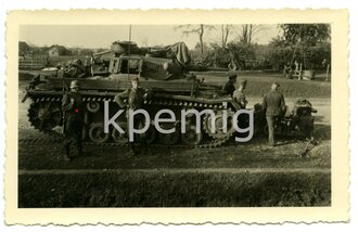 Aufnahme von Angehörigen des Heeres vor Panzer III und einem Krad, maße 7 x 11 cm.