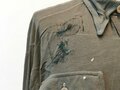 Feldhemd für Angehörige der Wehrmacht. Stark getragenes Stück mit diversen Flickstellen