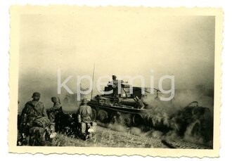 Aufnahme eines Panzer 38 ( t ) und Kradmelder beim Vormarsch,  Maße 6 x 9 cm