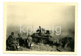 Aufnahme eines Panzer 38 ( t ) und Kradmelder beim...