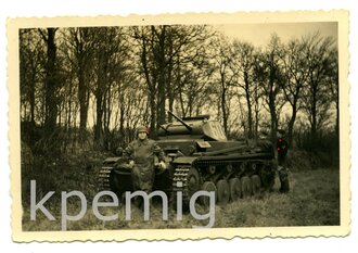 Aufnahme eines Kradmelder vor einem Panzer  II,...