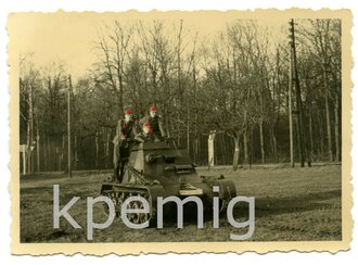 Aufnahme von Angehörigen des Heeres auf einem Panzer I, Maße 6 x 8 cm