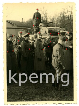 Aufnahme von Angehörigen des Heeres vor einem Panzer IV in Weimar, Maße 6 x 8 cm