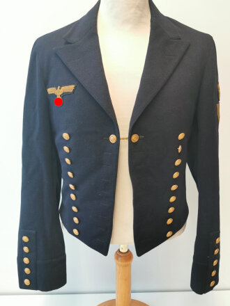 Kriegsmarine, dunkelblaue Paradejacke , Kammerstück von 1936 in gutem Zustand, Der Brustadler unschlau neuzeitlich vernäht, der Rest original vernäht