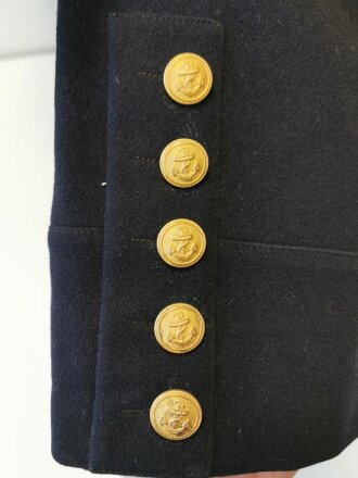 Kriegsmarine, dunkelblaue Paradejacke , Kammerstück von 1936 in gutem Zustand, Der Brustadler unschlau neuzeitlich vernäht, der Rest original vernäht