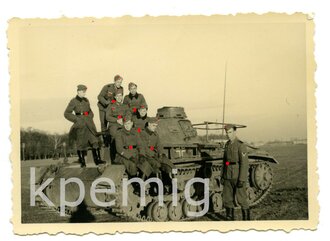 Aufnahme von Angehörigen des Heeres auf einem Panzer IV in Weimar, Maße 6 x 8 cm