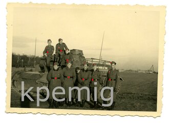 Aufnahme von Angehörigen des Heeres vor einem Panzer...