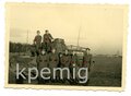 Aufnahme von Angehörigen des Heeres vor einem Panzer IV in Weimar, Maße 6 x 8 cm