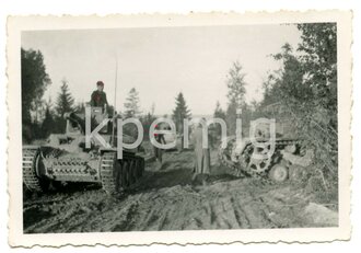 Aufnahme von Panzer IV i und Panzer 38 ( t ) auf einem Waldweg, Maße 6 x 9 cm