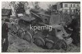 Aufnahme eines beschädigten Panzer 38 ( t ) mit Panzersoldaten inToropez, Maße 6 x 8 cm.