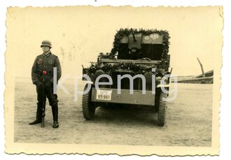 Aufnahme eines Angehörigen des Heeres vor einem Zugkraftwagen mit Aufgesetzter 2 cm Flak, Maße 6 x 9 cm