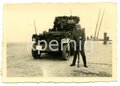 Aufnahme eines Angehörigen des Heeres vor einem Zugkraftwagen mit Aufgesetzter 2 cm Flak, Maße 6 x 9 cm