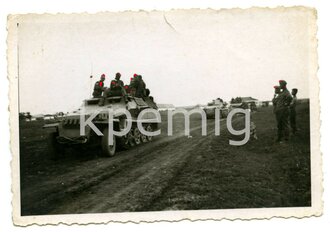 Aufnahme von Schützenpanzer auf dem Vormarsch, Maße 6 x 9 cm