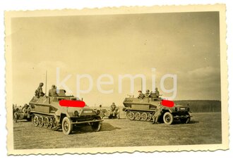 Aufnahme von Schützenpanzer und Krad im Gelände, Maße 6 x 9 cm